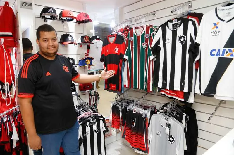 Imagem ilustrativa da imagem Loja Cartolas Esportes é a única loja com artigos oficiais dos grandes do Rio.
