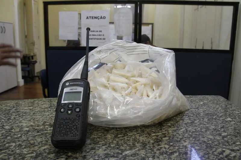 Segundo os PMs, o menor estava com 690 cápsulas de cocaína e um rádio de comunicação