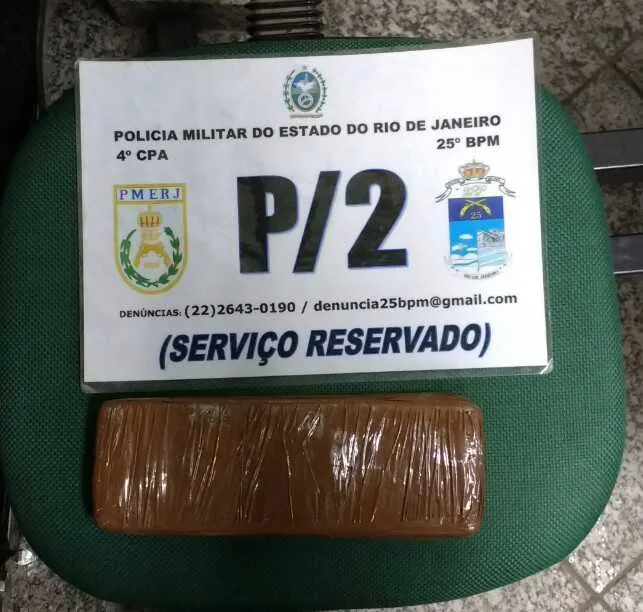 PMs apreendem um quilo de maconha prensada em terreno baldio em São Pedro da Aldeia