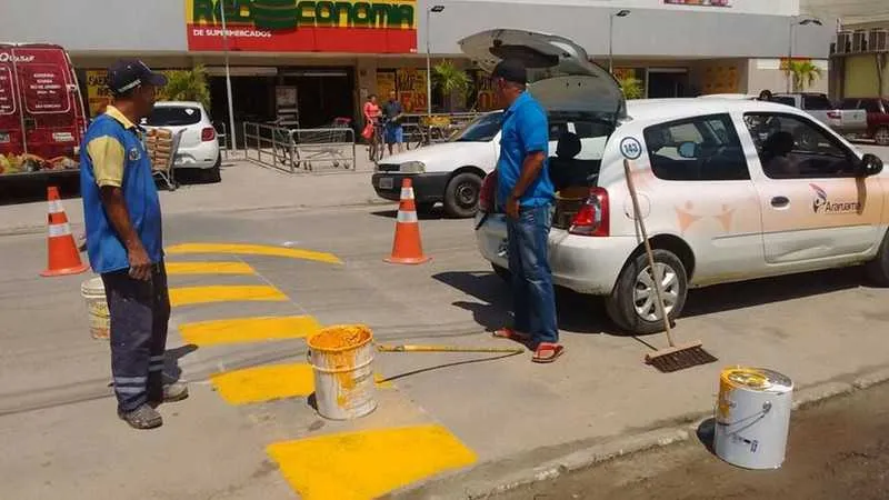 Quebra-molas e faixa de pedestres receberam pintura para auxiliar os motoristas e pedestres