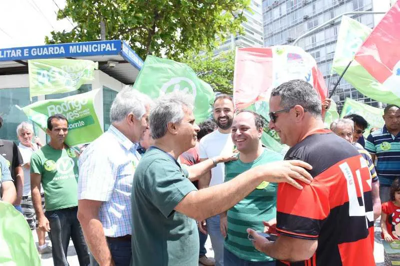 Rodrigo Neves esteve na Praia de Icaraí e no Campo de São Bento ouvindo os moradores