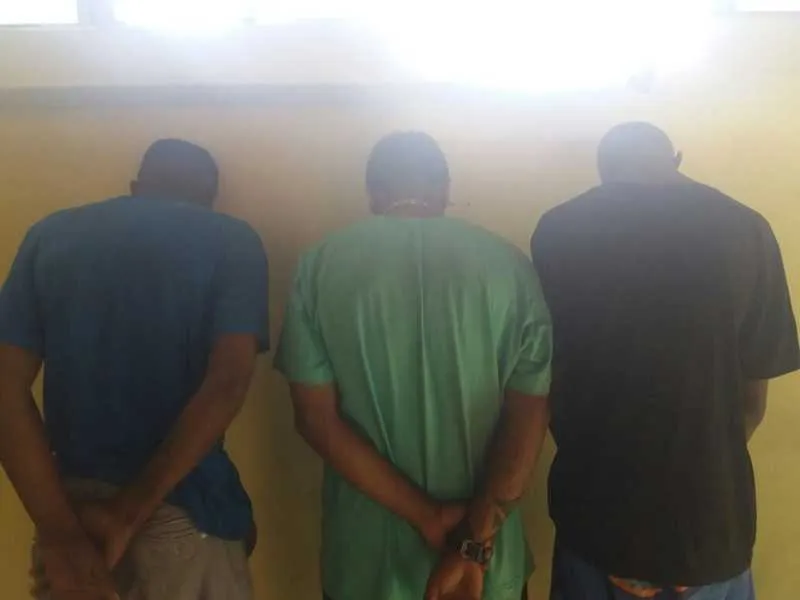 Dois deles ficaram presos por tráfico de drogas e associação ao tráfico e o terceiro foi liberado