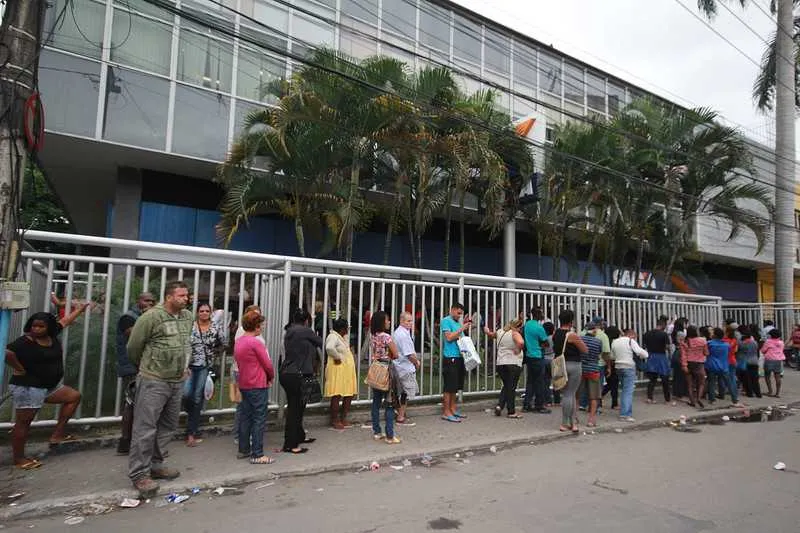 Imagem ilustrativa da imagem Mais de 8 horas em filas