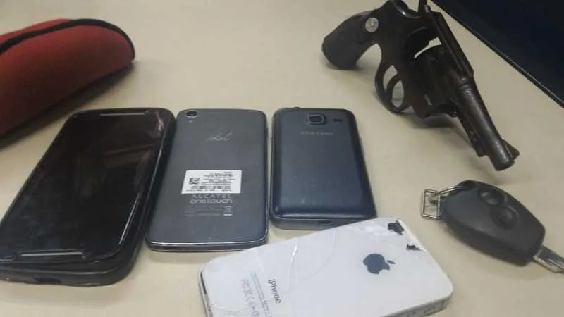 Grupo foi flagrado com arma e objetos roubados