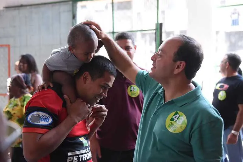 Imagem ilustrativa da imagem Rodrigo Neves visita comunidade do Bonfim e promete outras melhorias
