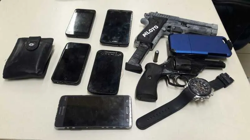 Imagem ilustrativa da imagem Policiais militares prendem acusados de assaltos após perseguição em SG