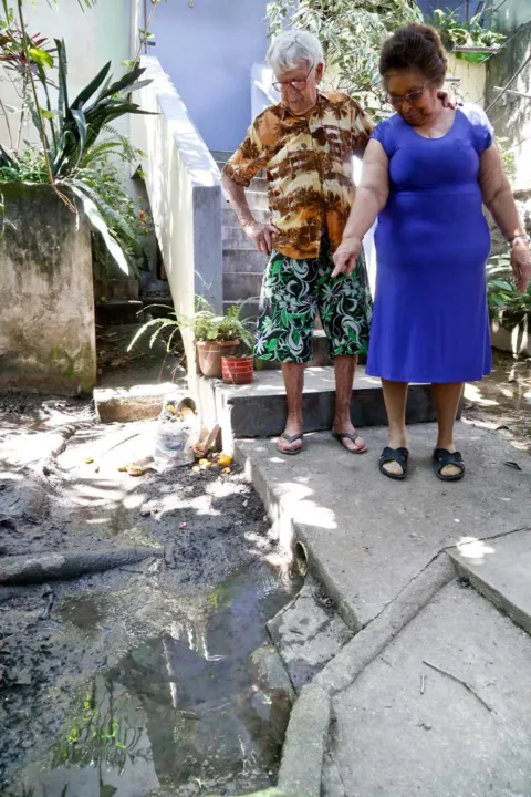 Imagem ilustrativa da imagem Idosos têm quintal invadido por água toda vez que manobra é feita