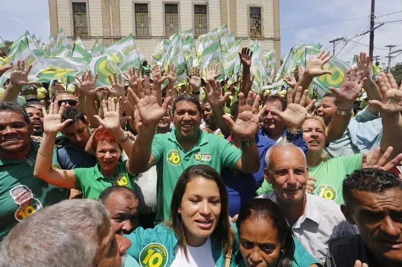 >> Dejorge levou dezenas de pessoas que apoiam a sua candidatura às ruas da cidade ontem