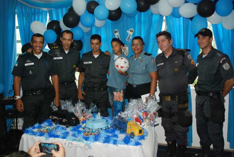 Imagem ilustrativa da imagem Menino que sonha em ser PM ganha festa surpresa no batalhão de SG