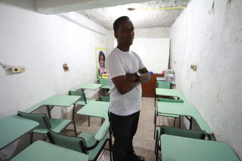 Douglas Oliveira dá aulas de reforço escolar em sua casa para crianças com ajuda de voluntários