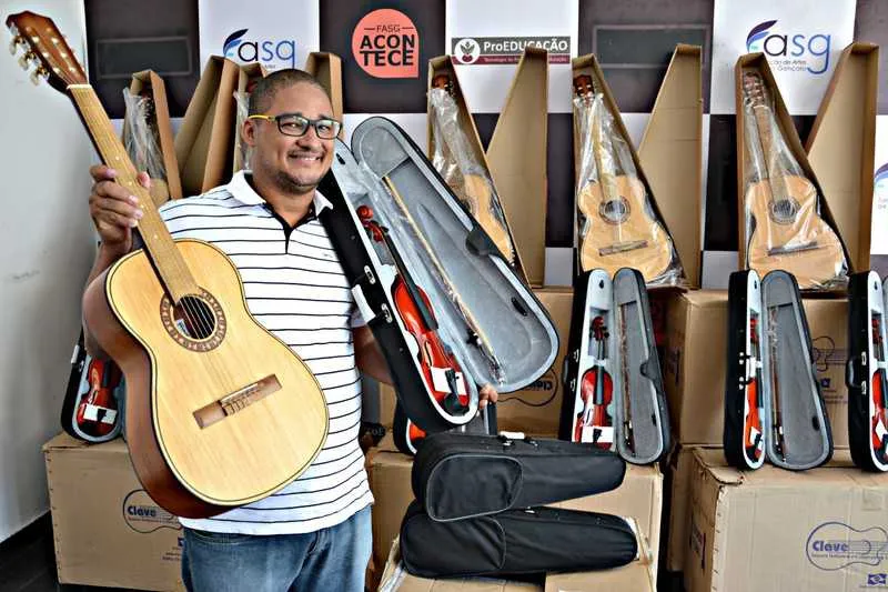 Imagem ilustrativa da imagem Escola Municipal de Música recebe novos instrumentos
