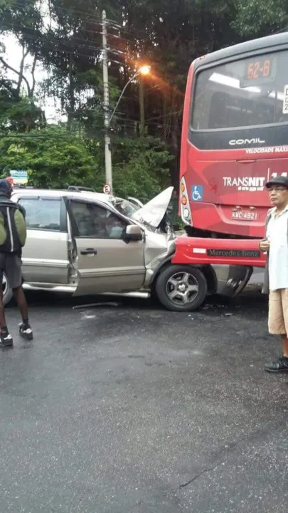 Em Icaraí, um carro de passeio colidiu na traseira de ônibus, na parte da manhã. À tarde, houve um capotamento no Colubandê