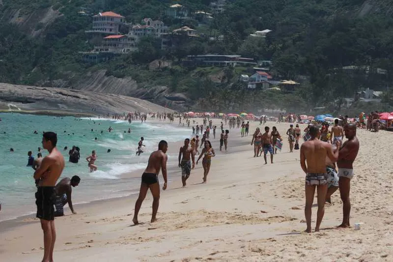 Imagem ilustrativa da imagem Feriado de praias lotadas
