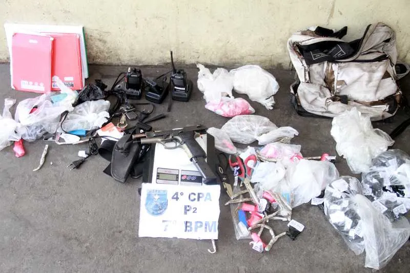 Na operação, policiais militares prenderam oito acusados de tráfico de drogas e apreenderam uma pistola, 565 papelotes de de cocaína, além de 432 trouxinhas de maconha