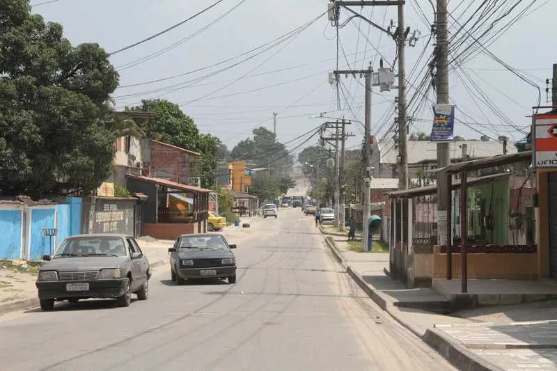 Vítima foi abordada pelos criminosos quando saía de um bar, na Rua Cardeal Sebastião Leme 