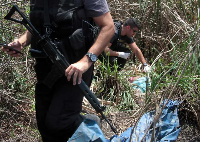 Corpo foi encontrado ontem, num matagal, no Jardim Catarina