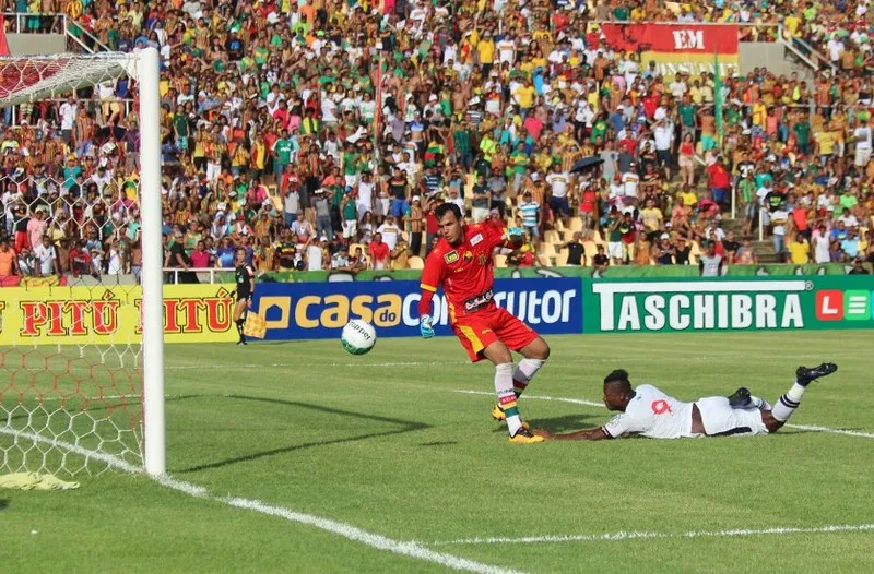  O colombiano Riascos marcou o primeiro gol de ‘peixinho’.