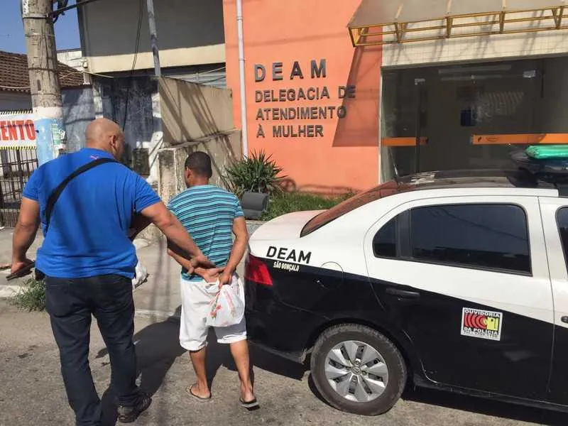 Acusado foi preso após ser denunciado por uma conhecida da vítima 