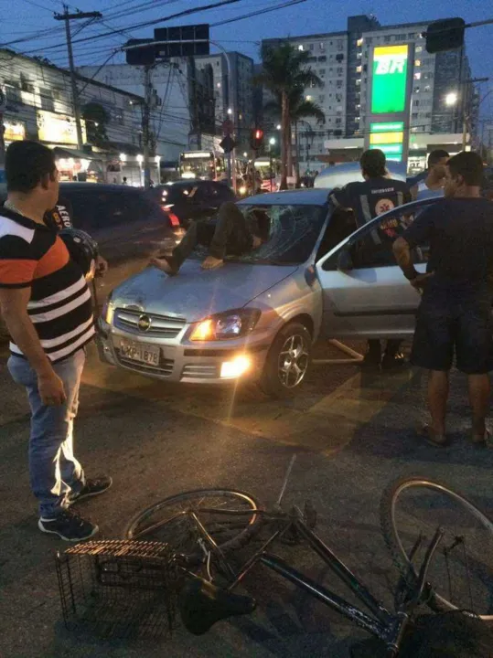 Suspeito foi parar no vidro dianteiro do carro após ser atropelado