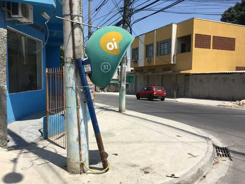 Na Avenida Santa Catarina, um "orelhão" foi amarrado ao poste