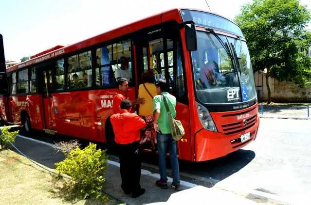 Os ônibus 'Vermelhinhos' começaram a circular há três anos, em âmbito municipal, em diferentes itinerários, com a tarifa zero