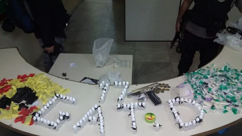 Após intensa troca de tiros, outro rapaz foi preso e um menor apreendido com drogas e dinheiro