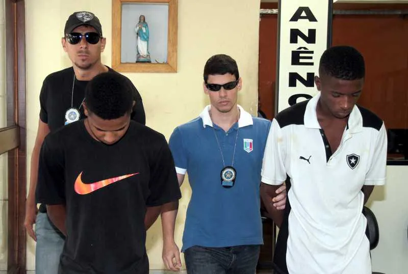 Josué e Weverson são acusados de integrar o tráfico de drogas em Visconde de Itaboraí e responsáveis pela execução de Mazinho