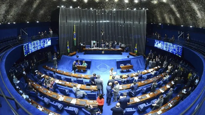 Plenário volta a funcionar para votações após a sessão que afastou a presidente do governo