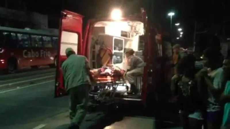 A vítima, ainda não identificada, foi levada para o Hospital Central de Emergência de Cabo Frio