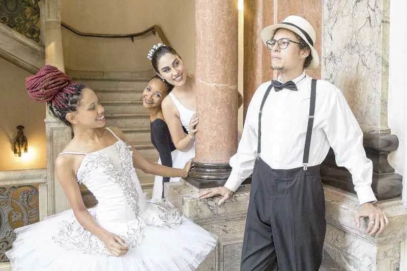 Atividade conta com monitores caracterizados como personagens inspirados na história do teatro
