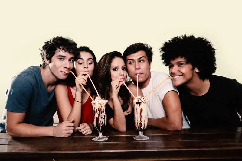 Às 19h30. apresentação da peça ‘Jovem estudante procura’, classificação 12 anos. 