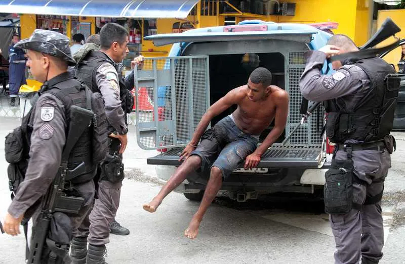 Imagem ilustrativa da imagem Baleado em confronto entre PMs e traficantes no Complexo do Caramujo