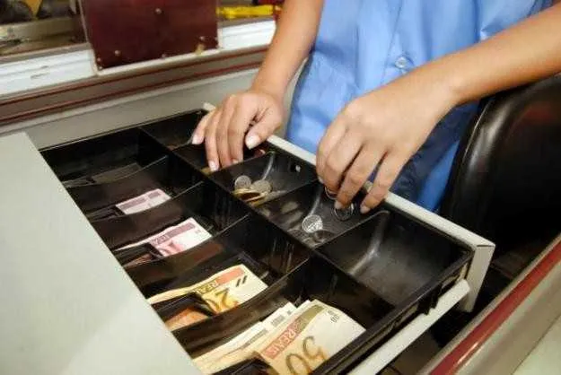  Em SG, todos os postos de trabalho oferecidos são para o comércio. O maior número de vagas para a função de operador de caixa

