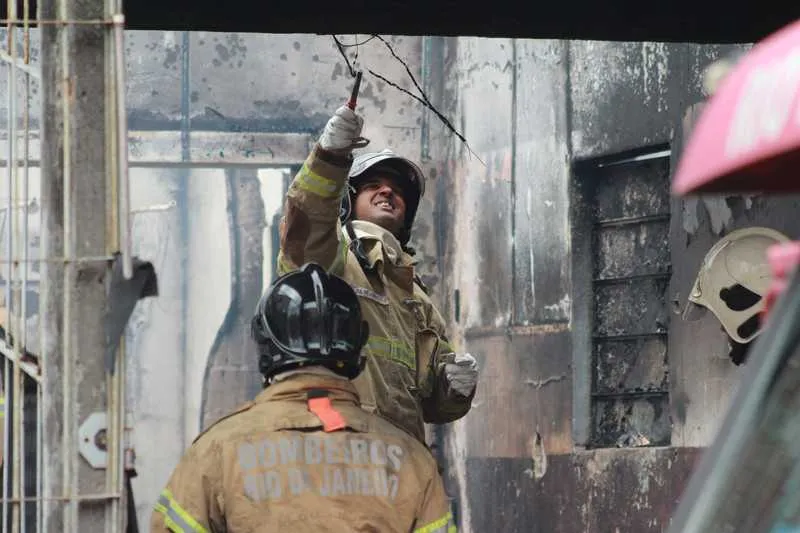  Bombeiros conseguiram controlar as chamas em cerca de uma hora


