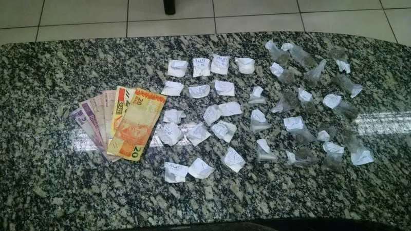 Rapaz de 28 anos tentou esconder uma sacola com 16 sacolés e três pinos de cocaína, 14 trouxinhas de maconha e R$ 70 em dinheiro