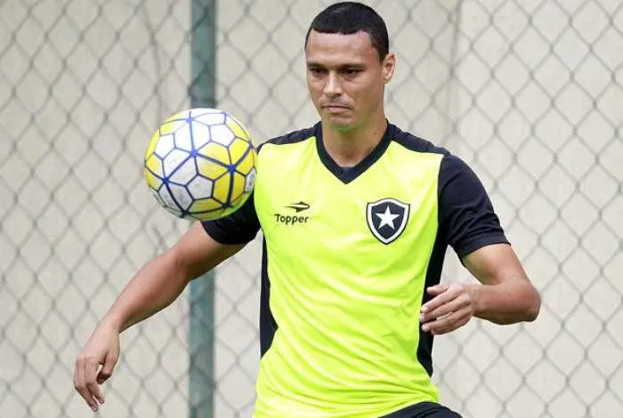 Emerson é o primeiro atleta confirmado para temporada 2017

