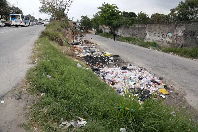  Despejo de detritos vem causando transtornos no Laranjal