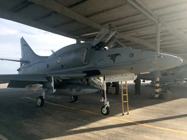  O capitão Igor Bastos pilotava um modelo AF-1B que fazia treinamento no mar de Saquarema, em julho