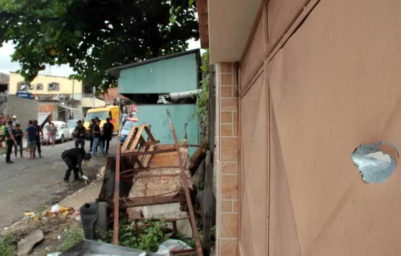 Thiago Hotz, de 28 anos, tinha acabado de abrir seu trailer onde estava trabalhando há apenas uma semana, no Mutondo, quando foi executado. Foram tantos tiros disparados que uma mulher foi atingida por estilhaços das balas
