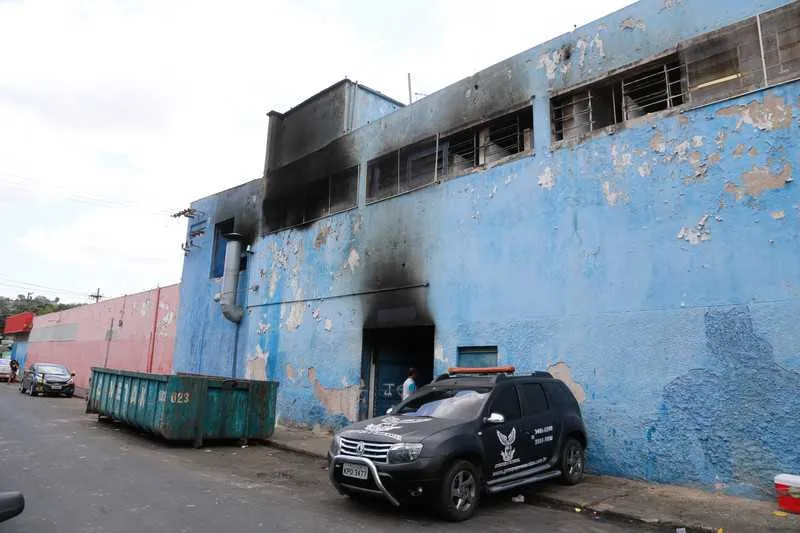 Moradores reclamam de prejuízos, do forte odor e da fuligem que ainda está espalhada pelas ruas