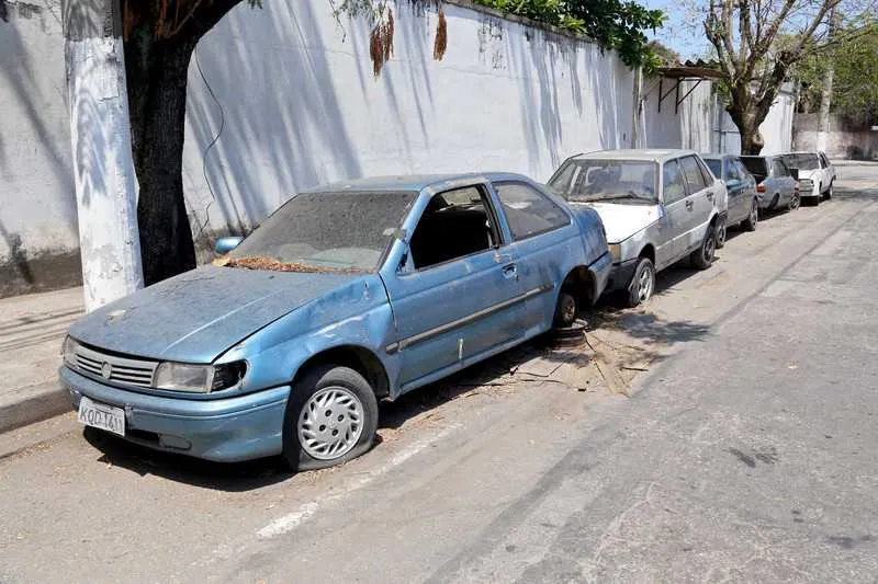 Carros estão 'estacionados' na Rua Heitor Carrilho, no Centro