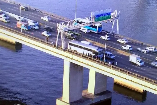 Colisão entre dois ônibus e veículo deixou o trânsito parado