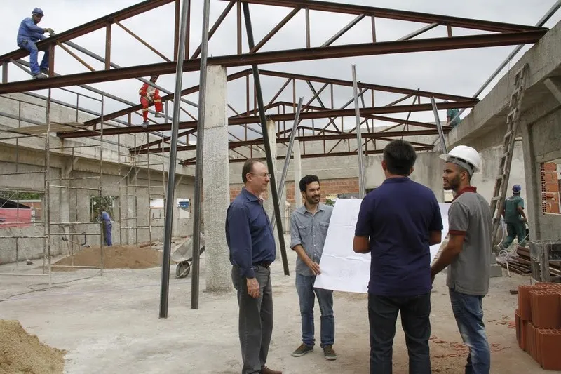 Prefeito Neilton Mulim visitou as obras de construção do local onde vai abrigar o PAM Alcântara