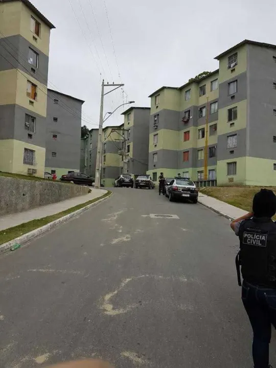 Policiais cumpriram mandados de busca e apreensão no local 