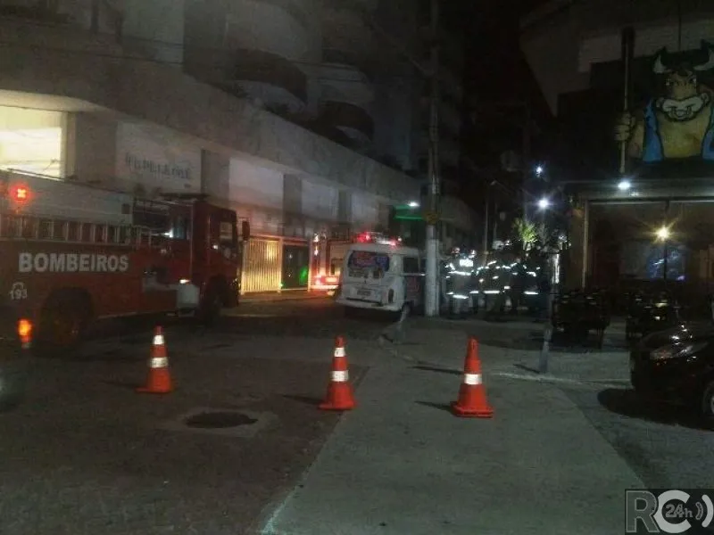 O cheiro forte de gás vazando vinha de uma kombi branca