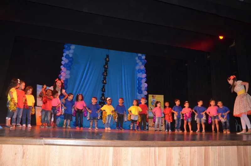 Todos os trabalhos realizados nas escolas estavam expostos logo na entrada do Teatro