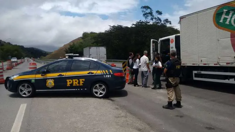 Imagem ilustrativa da imagem PRF e Ministério do Trabalho fazem BLITZ para conscientizar caminhoneiros