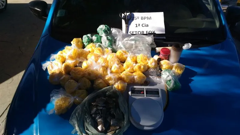 Cocaína, maconha e material para endolação foram encontrados