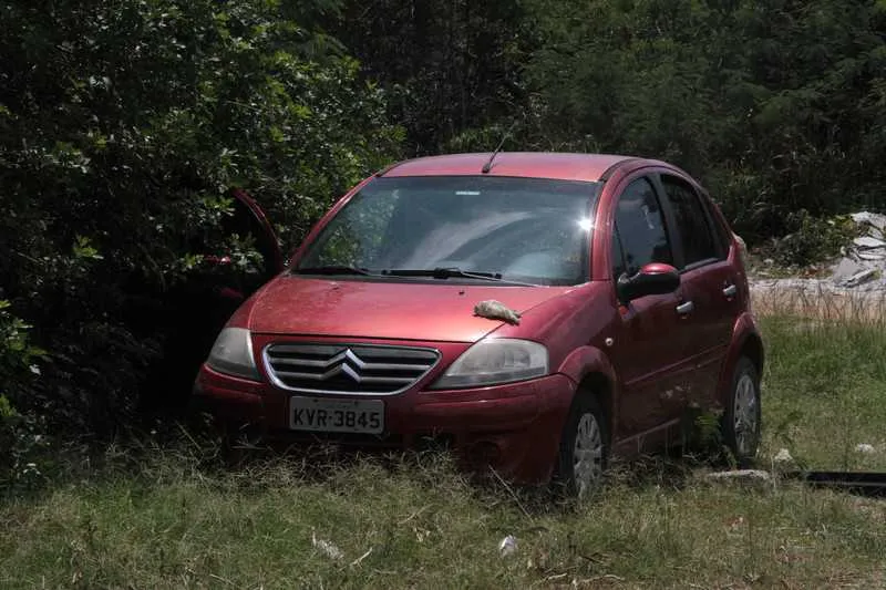 Jovem foi encontrado na mala de carro roubado
