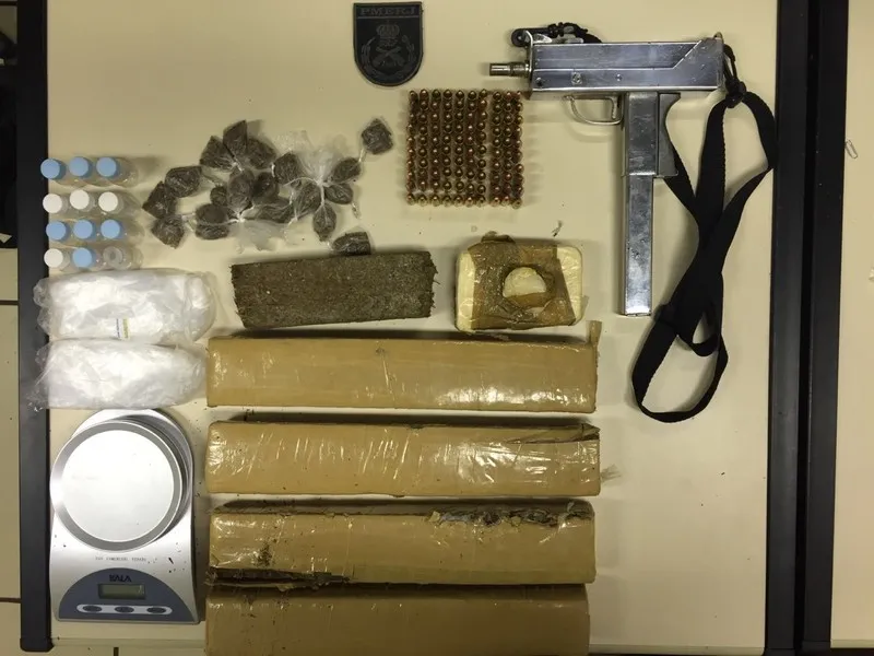 Além da arma, os PMs encontraram 4,5 quilos de maconha e meio quilo de pasta base de cocaína